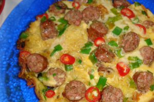Tortilla cu carnati si ceapa verde