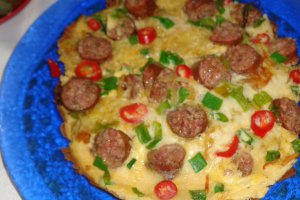 Tortilla cu carnati si ceapa verde