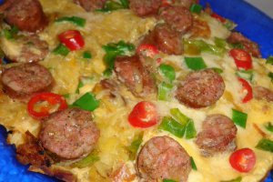 Tortilla cu carnati si ceapa verde