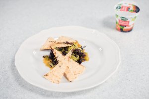 Salata cu urechi de lemn si chipsuri de tortilla cu crema de branza Delaco