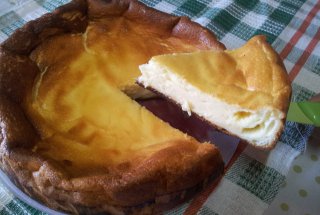 Prajitura pufoasa cu crema de branza