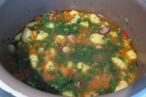 Mancare de mazare cu gnocchi si carnati