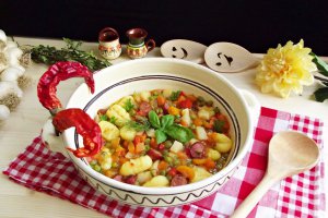 Mancare de mazare cu gnocchi si carnati