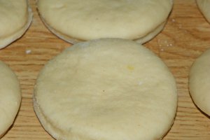 Gogosi pufoase cu unt, reteta delicioasa pentru un deliciu usor de preparat si savurat