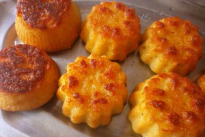 Savarine cu dulceata de zmeura