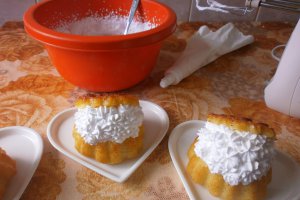 Savarine cu dulceata de zmeura