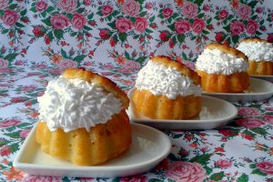 Savarine cu dulceata de zmeura