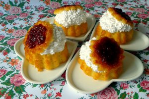 Savarine cu dulceata de zmeura