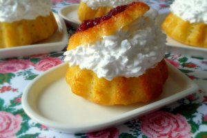 Savarine cu dulceata de zmeura