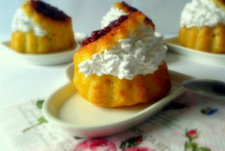 Savarine cu dulceata de zmeura