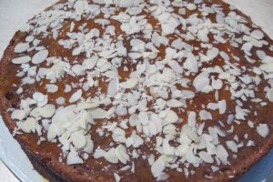 Tort cu ciocolata, gem de caise si fulgi de migdale