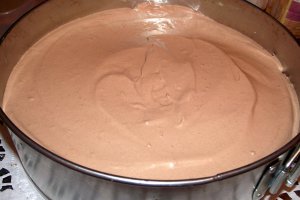 Tort cu crema de ciocolata si de capsuni