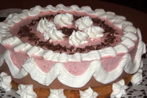 Tort cu crema de ciocolata si de capsuni