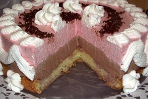 Tort cu crema de ciocolata si de capsuni