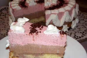 Tort cu crema de ciocolata si de capsuni