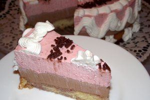 Tort cu crema de ciocolata si de capsuni