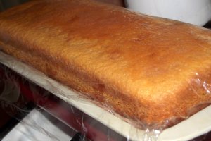 Tort cu crema de ciocolata si de capsuni