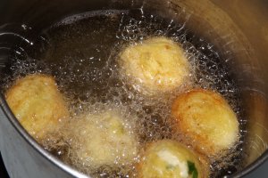 Bulete de branza cu cascaval si ceapa verde