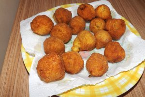 Bulete de branza cu cascaval si ceapa verde