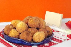 Bulete de branza cu cascaval si ceapa verde