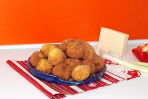 Bulete de branza cu cascaval si ceapa verde