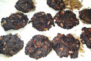 Chiftele de orez negru cu pesto si rosii uscate