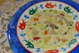 Supa de porc cu gulii , cartofi si salata verde