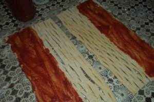 Foietaj cu pasta de tomate si cascaval