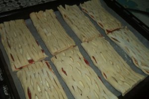 Foietaj cu pasta de tomate si cascaval