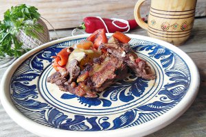 Carne de oaie cu legume la cuptor