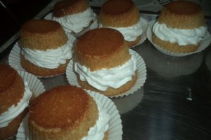 Savarine din pesmet cu dulceata de zmeura