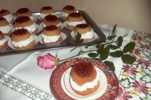 Savarine din pesmet cu dulceata de zmeura