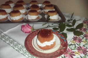Savarine din pesmet cu dulceata de zmeura