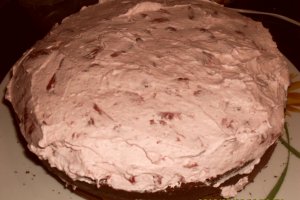 Tort cu frisca, capsuni si piure de castane