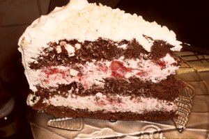 Tort cu frisca, capsuni si piure de castane