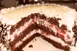 Tort cu frisca, capsuni si piure de castane