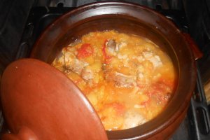Ostropel de pui la oala de lut