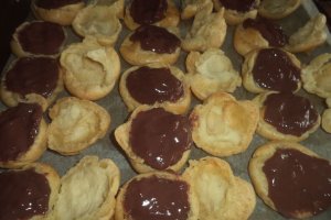 Choux a la creme cu dulceata de zmeura