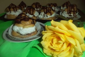 Choux a la creme cu dulceata de zmeura