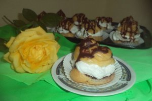 Choux a la creme cu dulceata de zmeura
