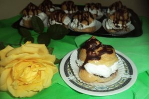 Choux a la creme cu dulceata de zmeura