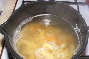 Salată de paste cu somon afumat şi sos de roşii