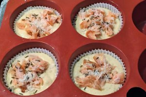 Briose aperitiv cu quinoa si somon afumat