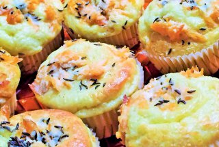 Briose aperitiv cu quinoa si somon afumat