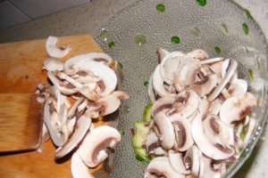 Salată de ciuperci cu dovlecel