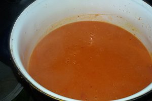 Supa crema de rosii cu taitei de post