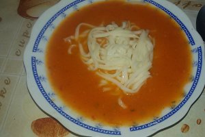 Supa crema de rosii cu taitei de post