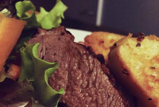 Salata cu piept de rata si crutoane gigantice
