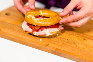 Bagel cu crema de branza cu smantana Delaco, bacon si salata de ardei copti