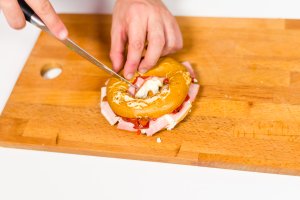 Bagel cu crema de branza cu smantana Delaco, bacon si salata de ardei copti